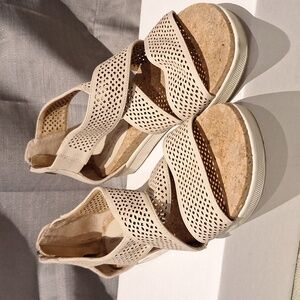 Adrienne Vittadini Sport Sandal Size 9